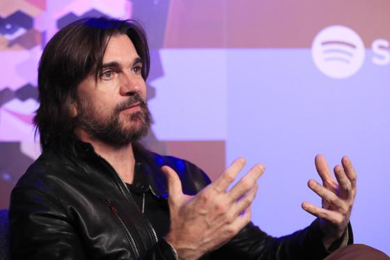El cantante colombiano Juanes habla en una entrevista con EFE este jueves, en Bogotá (Colombia). Juanes lanzó este viernes su duodécimo álbum de estudio, 'JuanesTeban', una producción con la que busca "reafirmar" su raíz y su "esencia en la música".
