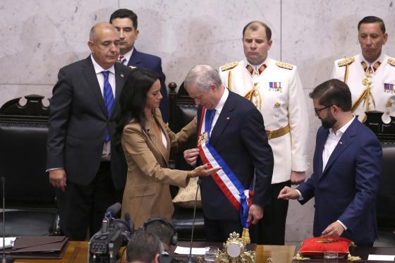 El ultraderechista José Antonio Kast (c) reacciona durante la imposición de la banda presidencial por parte de la nueva presidenta de la cámara alta, la conservadora Paulina Nuñez (ci), en la ceremonia de investidura este miércoles, en Valparaíso (Chile).