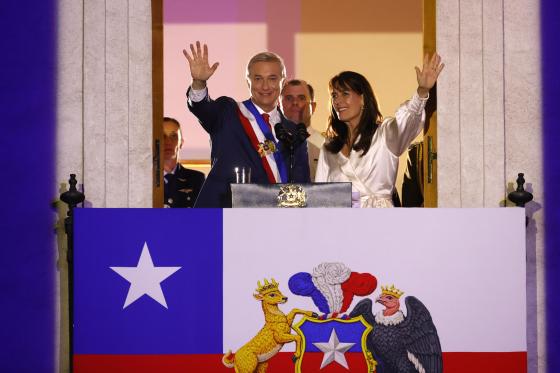 El presidente de Chile, José Antonio Kast (i), saluda junto a su esposa, María Pía Adriasola, este miércoles desde el balcón del Palacio de la Moneda (sede de Gobierno), en Santiago (Chile).