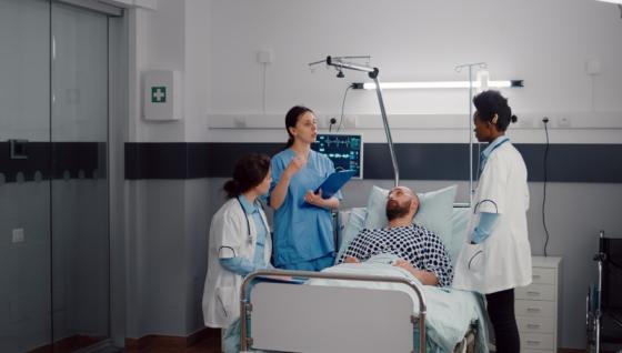 Imagen de referencia de personas en urgencias. 