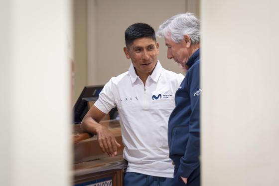El ciclista colombiano Nairo Quintana, del equipo Movistar, de 36 años, ha anunciado este domingo en una rueda de prensa en S'Agaró, a las puertas del inicio de la Volta a Cataluña, que se retirará al final de la presente temporada y que "ha sido un viaje hermoso, con subidas y con bajadas como en el ciclismo". En la foto, junto al manager general de Movistar Team, Eusebio Unzué (d). 
