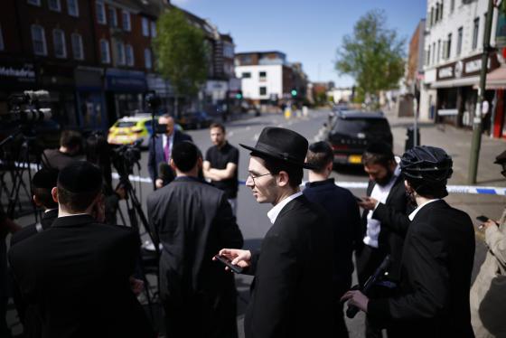 Miembros de la comunidad judía en el lugar donde dos hombres judíos resultan gravemente heridos tras ser apuñalados en Golders Green, al norte de Londres, Gran Bretaña, este miércoles. 
