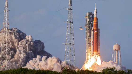 Artemis II inicia viaje a la Luna tras entrar en órbita terrestre