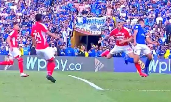 Jugada polémica en el clásico. 