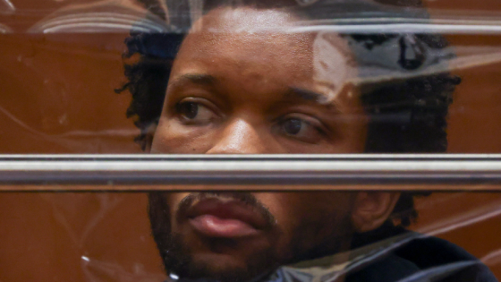 Acusan formalmente al rapero D4vd por asesinato de una menor.