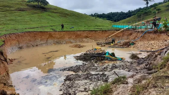La mina ilegal que habría operado dentro de un batallón del Ejército