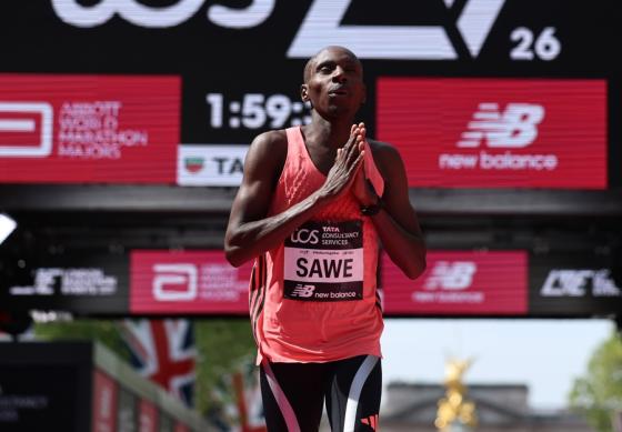 Sebastián Sawe impone récord en la maratón de Londres. 