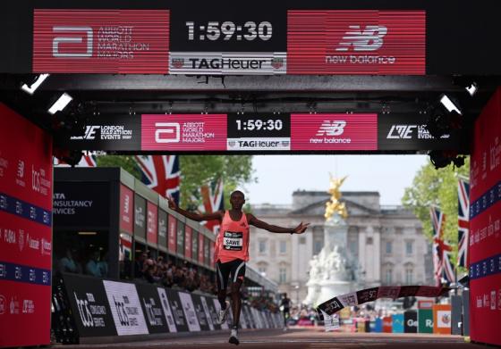Sebastian Sawe rompe la barrera de las dos horas en la Maratón de Londres. 