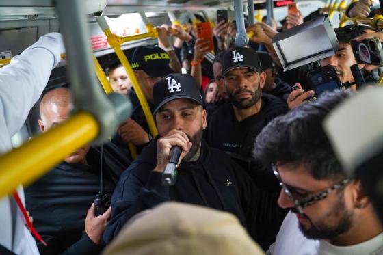 Nicky Jam sorprendió a Bogotá al cantar dentro de TransMilenio