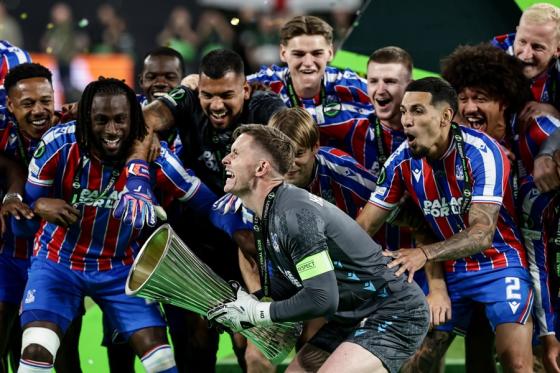 Daniel Muñoz es campeón de la Conference League con el Crystal Palace. 