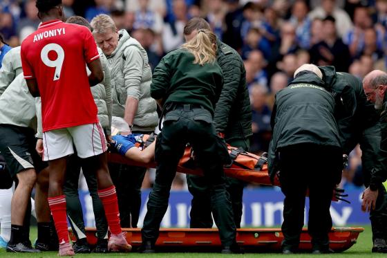 Jesse Derry, jugador del Chelsea que salió lesionado. 
