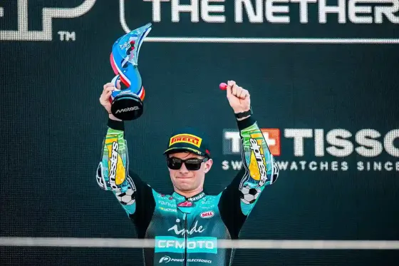 David Alonso da cátedra de buen manejo y gana en el Moto2 