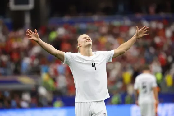 ¿Por qué Haaland, goleador de Noruega, come vísceras y mira al sol cada mañana?