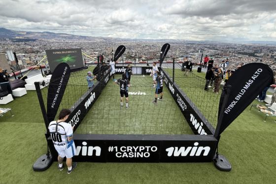 Juegan un partido de fútbol a 196 metros de altura en la Torre Colpatria de Bogotá 