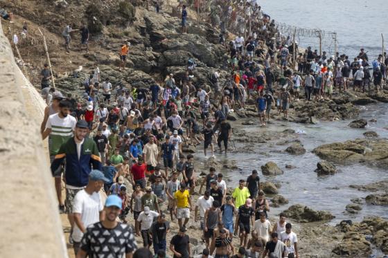 Crisis migratoria en Ceuta desata críticas europeas y presiones a España