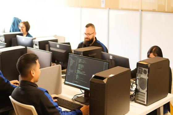 Joven tomando un curso virtual del SENA desde su hogar