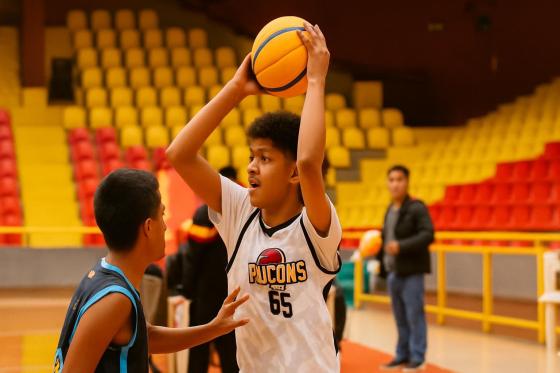 Estudiantes participando en una competencia deportiva en Bogotá