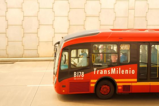 Tráfico en Bogotá y buses de TransMilenio en una vía principal