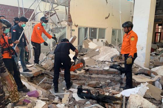 Dos fuertes terremotos sacuden Indonesia en menos de 24 horas