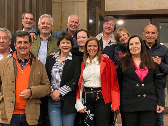 Amigos y familiares presentes en la vida de Andrea Alvarado. 