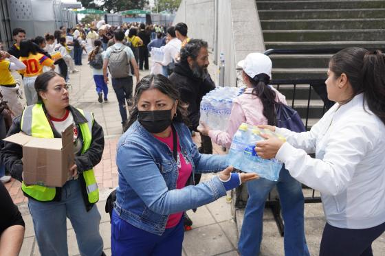 Personas organizan insumos en un centro de acopio este miércoles, en Bogotá (Colombia)