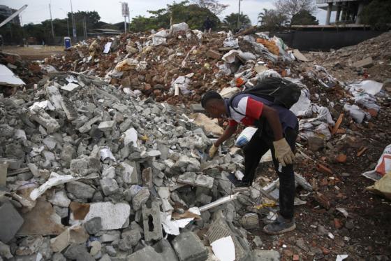 Entre los escombros del terremoto en Cali, familias buscan recuerdos de sus vidas