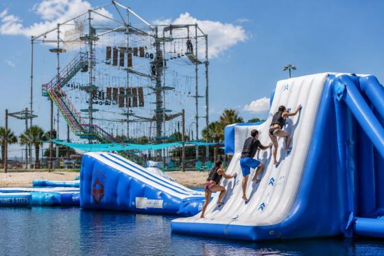 Visitantes disfrutan de actividades acuáticas y circuitos de aventura al aire libre en Nona Adventure Park, Orlando.