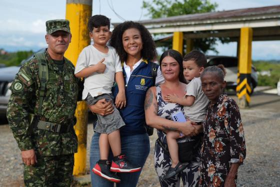 Gobernadora del Chocó, Nubia Carolina Córdoba, junto a una familia chocoana durante la emergencia por el terremoto.