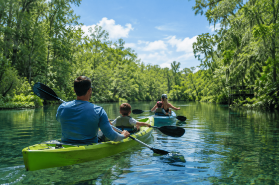 Familia recorriendo en kayak un entorno natural de Florida durante una experiencia al aire libre cerca de Orlando.