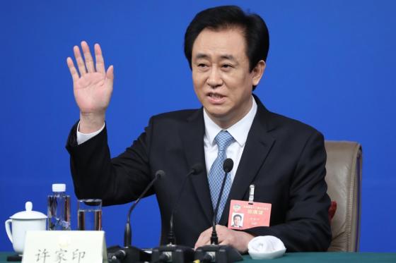 Fundador de Evergrande es condenado a cadena perpetua en China