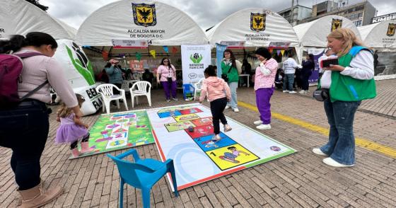 personas accediendo a una feria de servicio