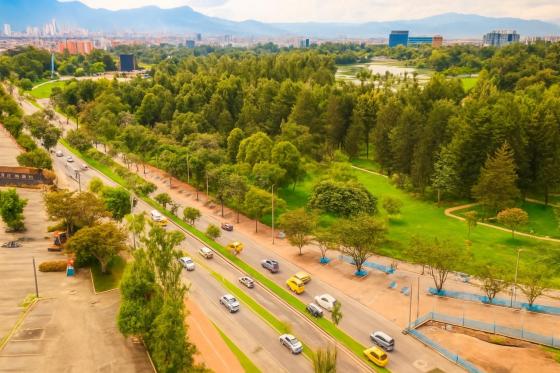 Conductor verificando restricciones de Pico y Placa en panel de Bogotá