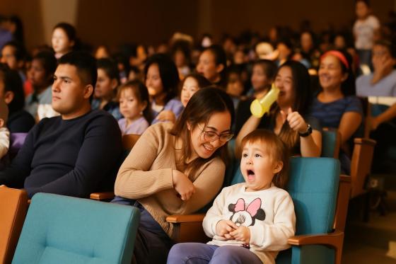 Niños disfrutando de una obra de teatro en el Museo Nacional de Bogotá