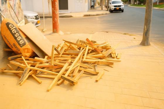 Persona arrojando muebles en la calle, sancionado en Bogotá