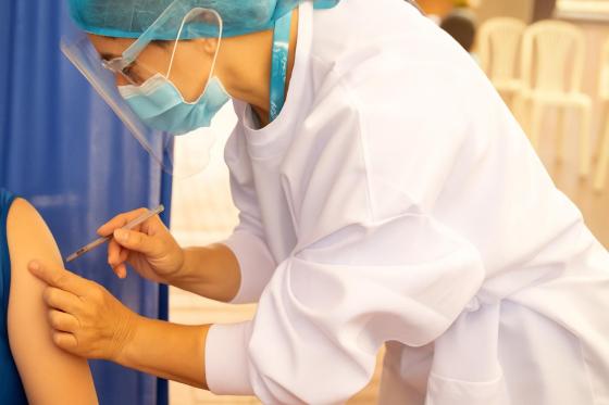 Personas esperando para ser vacunadas en un puesto de salud en Bogotá