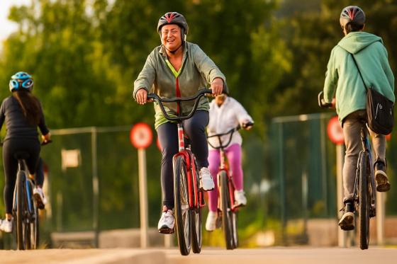 Personas en bicicleta por una calle cerrada al tráfico en la Ciclovía de Bogotá