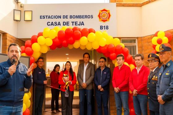Bomberos durante la inauguración de la estación en Ciudad Bolívar