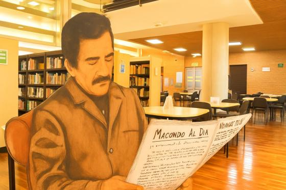 Interior de una biblioteca con una colección de libros de Gabriel García Márquez