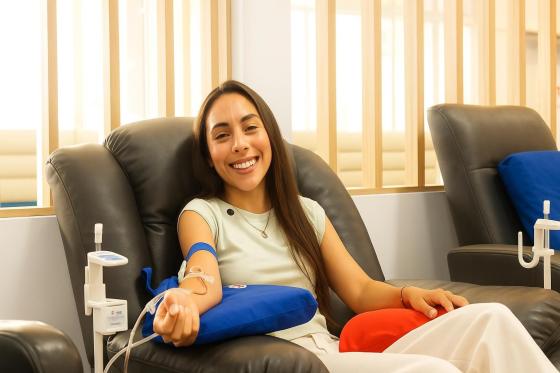 Persona donando sangre en un centro médico de Bogotá