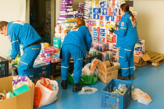 Voluntarios clasificando donaciones en el Estadio El Campín