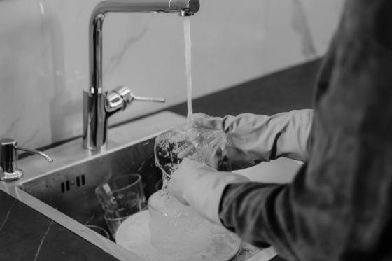 un vaso lavandose usando agua mientras sube la tarifa en bucaramanga