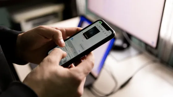 Telefono en la mano en chat