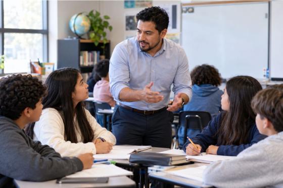 Docente latinoamericano durante una clase en una escuela pública de Estados Unidos