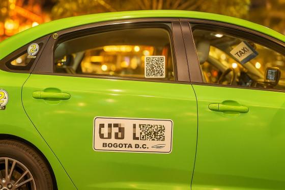Pasajero escaneando código QR en un taxi de Bogotá