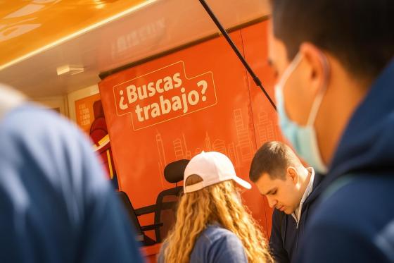 Adultos mayores participando en una feria laboral virtual en Bogotá