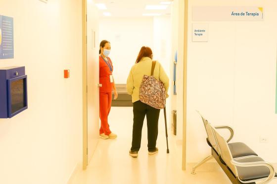 Mujer realizándose un examen médico gratuito