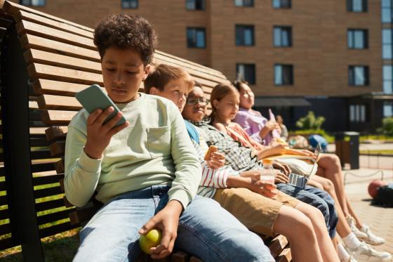 ¿Se acabarán los celulares en los colegios?