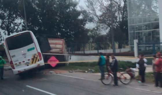 Accidente en la vía Bogotá – Medellín dejó dos muertos