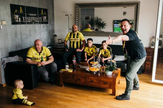 Unos amigos ven un partido de fútbol por televisión en la casa de Sven y Vanessa Jundel en Dortmund, Alemania, el 16 de mayo de 2020