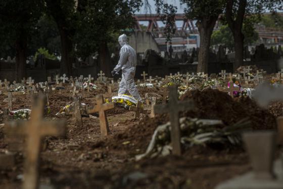 El ataúd de Jose Maria Silva, de 79 años, que murió de COVID-19, es llevado a un área exclusiva para personas que han muerto en la pandemia, en el cementerio Caju en Río de Janeiro, el 14 de mayo de 2020 
